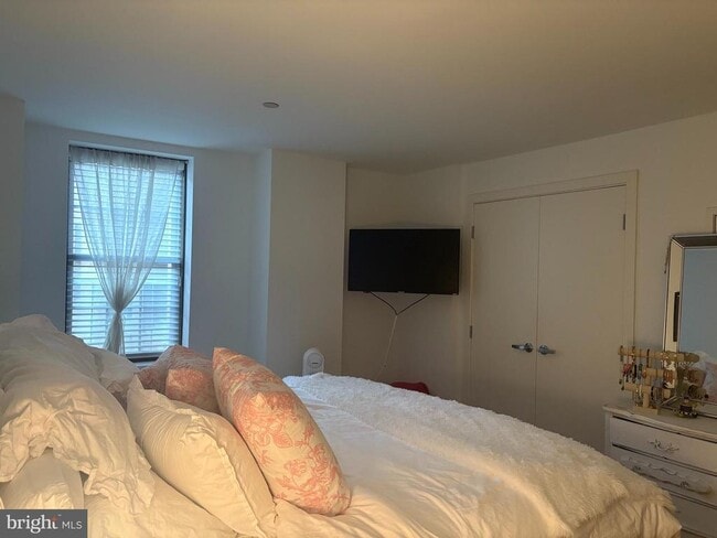 Building Photo - 219 S 18th St