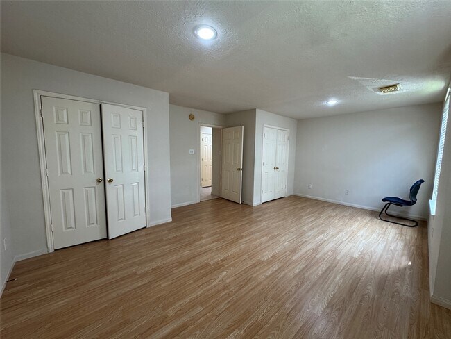 Building Photo - 6110 Villa Hills Dr