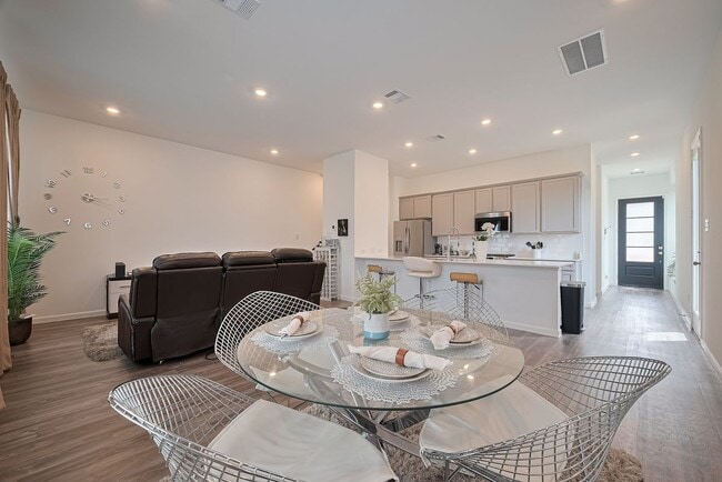 Building Photo - 5435 Holly Hvn Ct