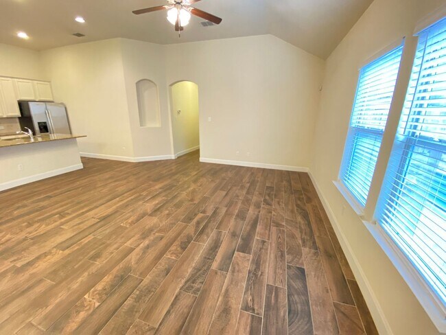 Building Photo - Walk to Historic Gruene / Fridge Included/ Gas Cooking / Fenced in Yard / CISD