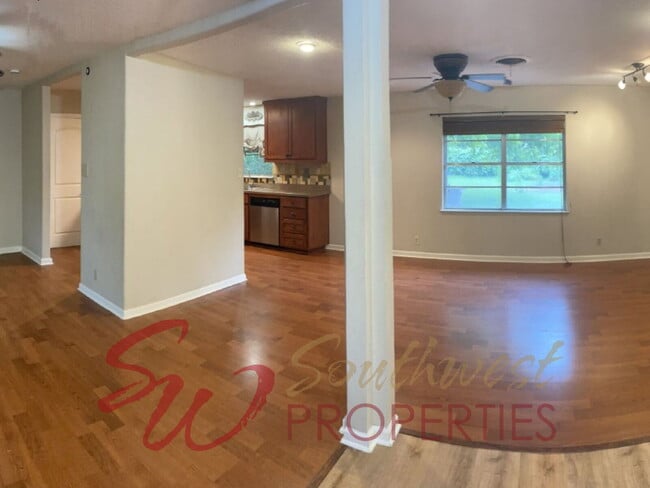 Building Photo - Charming 3 Bed / 2 Bath Home in a Quiet Central Neighborhood