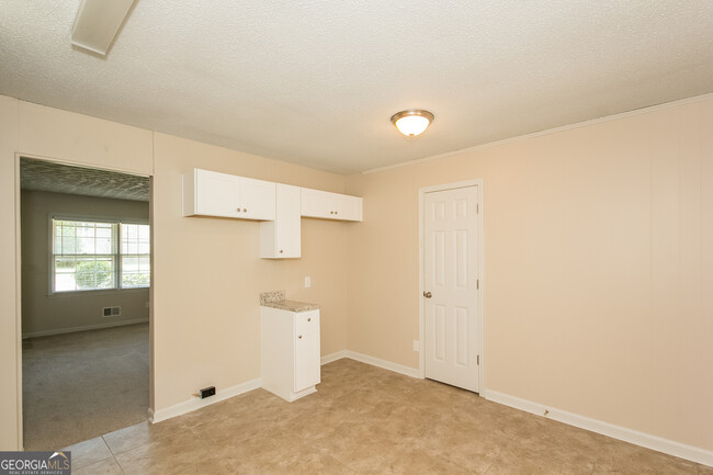 Building Photo - 6090 Graceland Cir