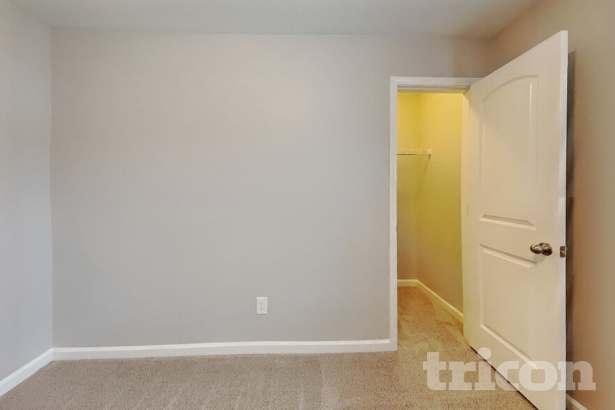 Building Photo - 427 Randolph Dr