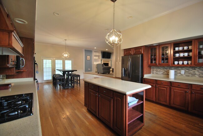 Building Photo - 13 Tanglewood Dr