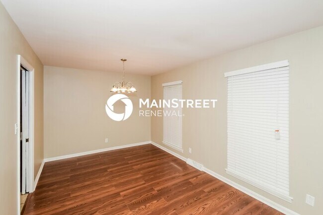 Building Photo - 3 Bedroom Pet-Friendly Home in Center Poin...