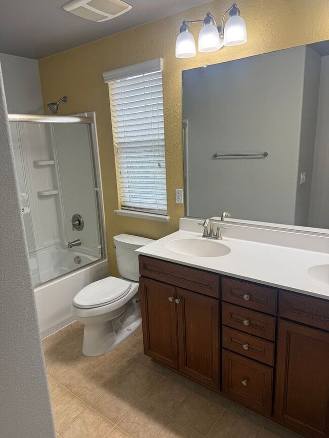 Building Photo - Beautiful 3 Bedrooms 2.5 Bath