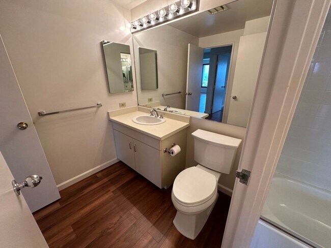 Building Photo - 1 Bed 1 Bathroom Condo Available View of W...