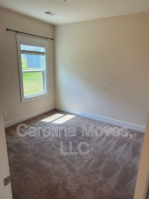 Building Photo - 6 Larson Dr