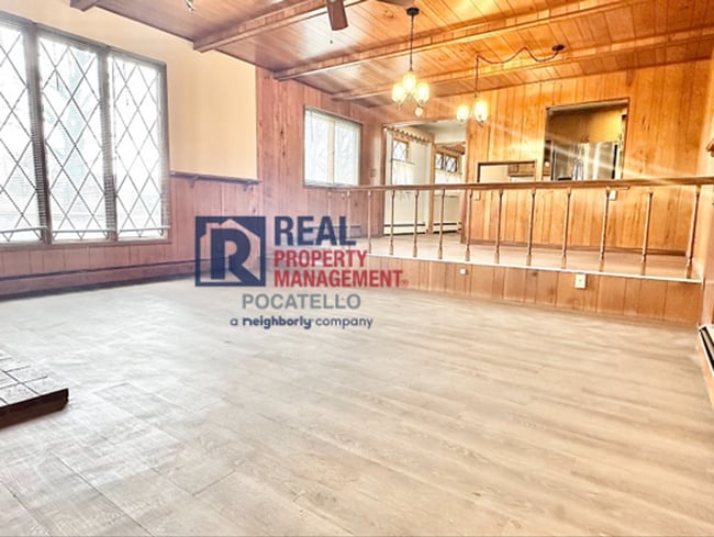 Building Photo - 3 Bedroom 2 bath - Double car garage