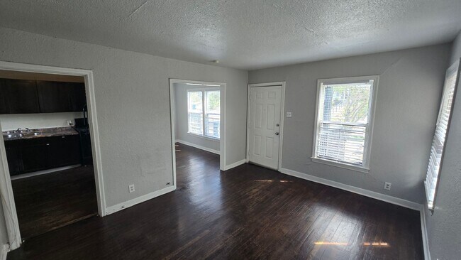 Building Photo - 407/409 Natalen Avenue
