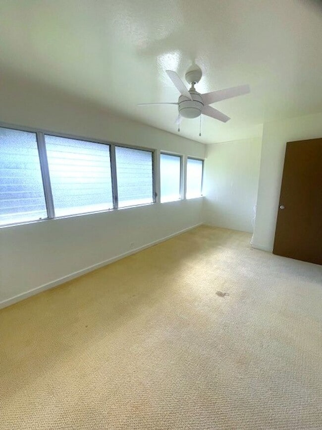 Building Photo - 2 Bed/ 2 Bath/ 2 Parking unit In Honolulu
