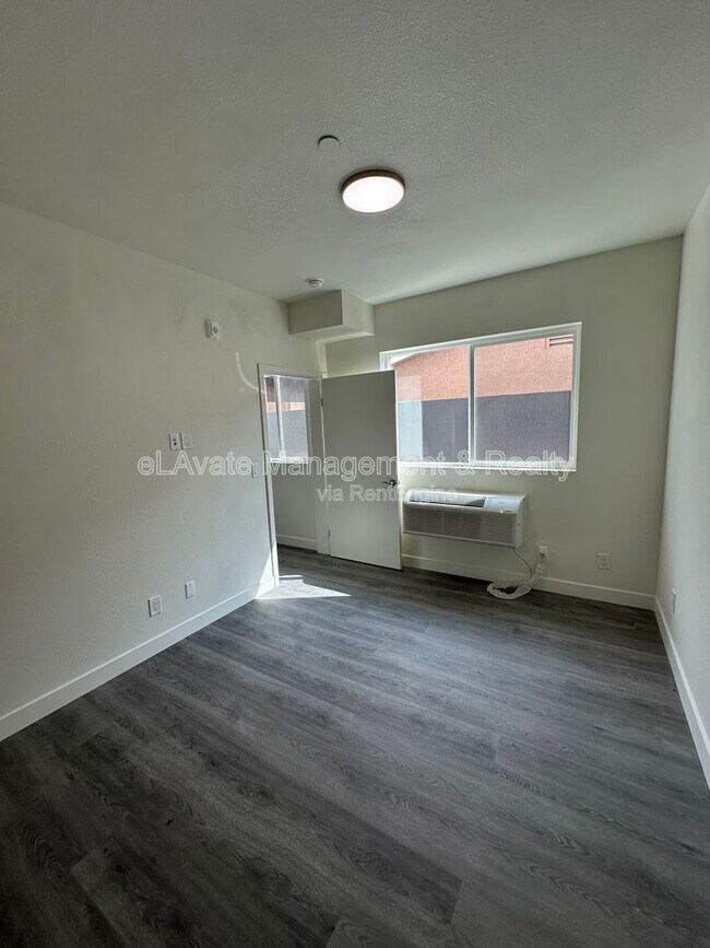 Building Photo - 226 W 87th St