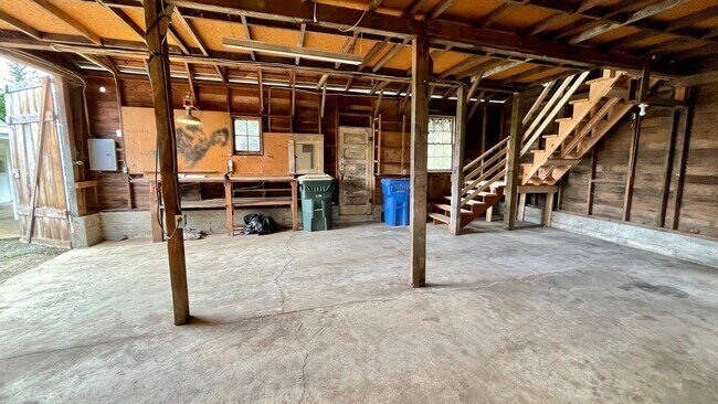 Building Photo - Country Living Home On Over Half An Acre! ...