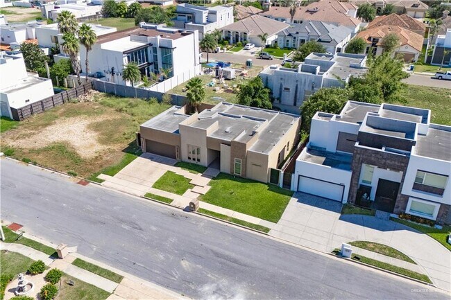 Building Photo - 4701 Sweetwater Ave