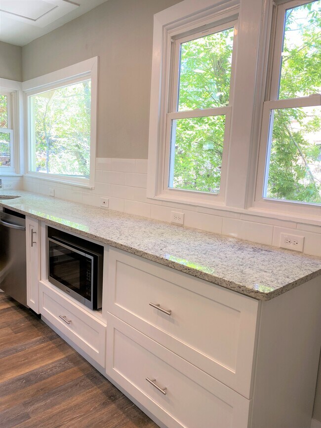 Granite Countertops - 618 W Pikes Peak Ave