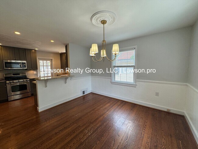 Building Photo - Charming and Updated Home in Raleigh Court with Fenced In Yard, Lawn Care Included!