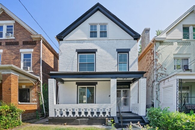 Primary Photo - Newly Renovated 4 Bed, 2 Bath Home - Off-S...