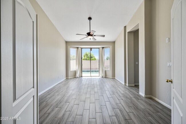 Building Photo - 6937 E Paradise Ln