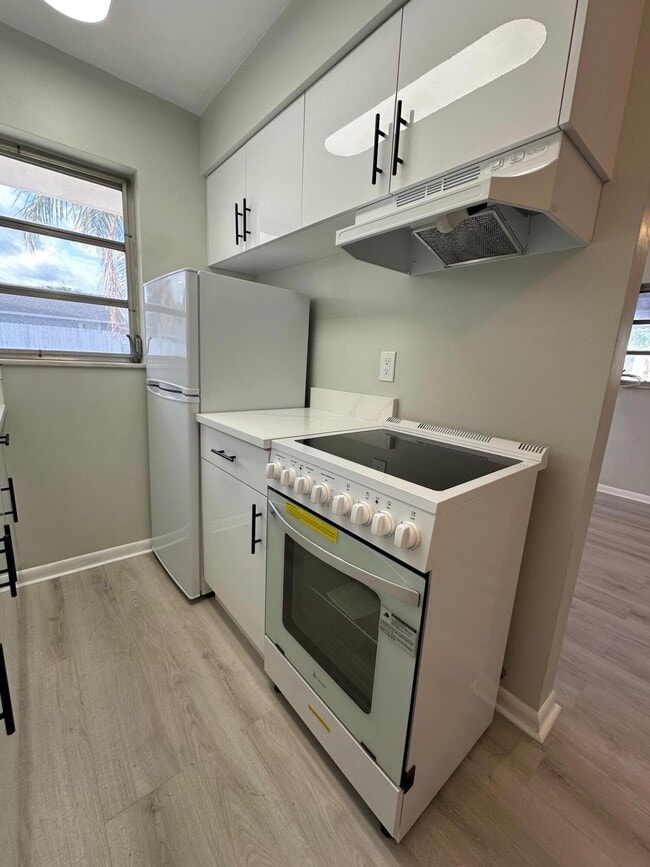 Building Photo - 932 S B St