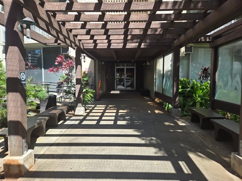 Building Photo - 750 Amana St