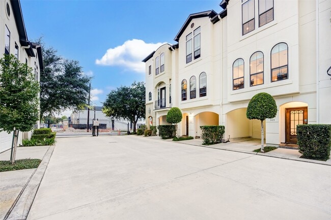 Building Photo - 3105 Fairdale Oaks E