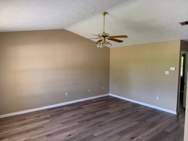 Building Photo - 2 Bed 1 Bath Duplex