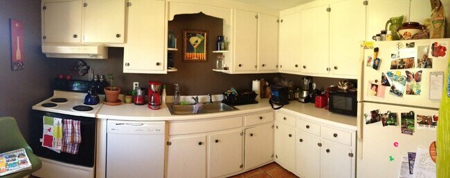 Building Photo - Adorable 2BD/1BA House! Nice Yard! Great L...