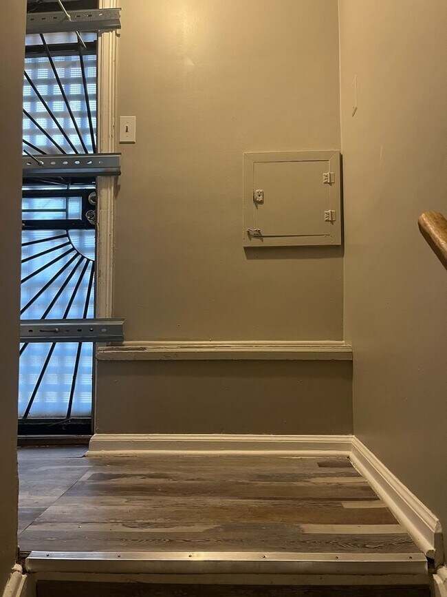 Building Photo - Lovely updated 3 bedroom house