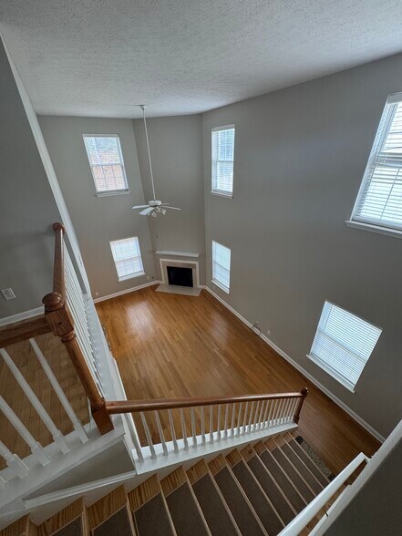 Building Photo - 2320 Lexington Ln