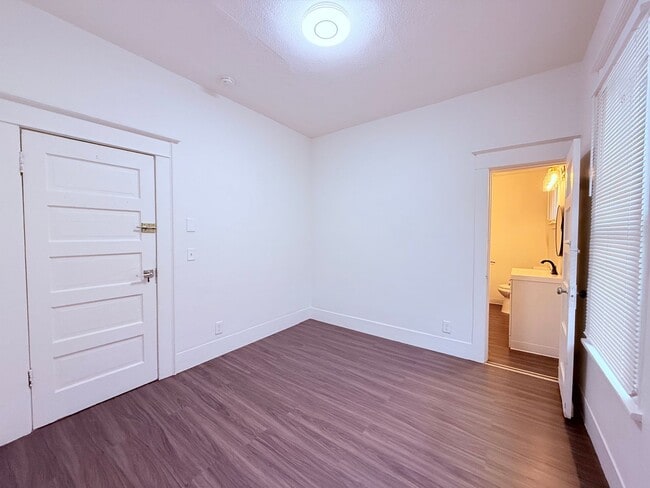 Building Photo - Charming 1910 SE Portland 4BR with Modern Updates & Large Fenced Yard!