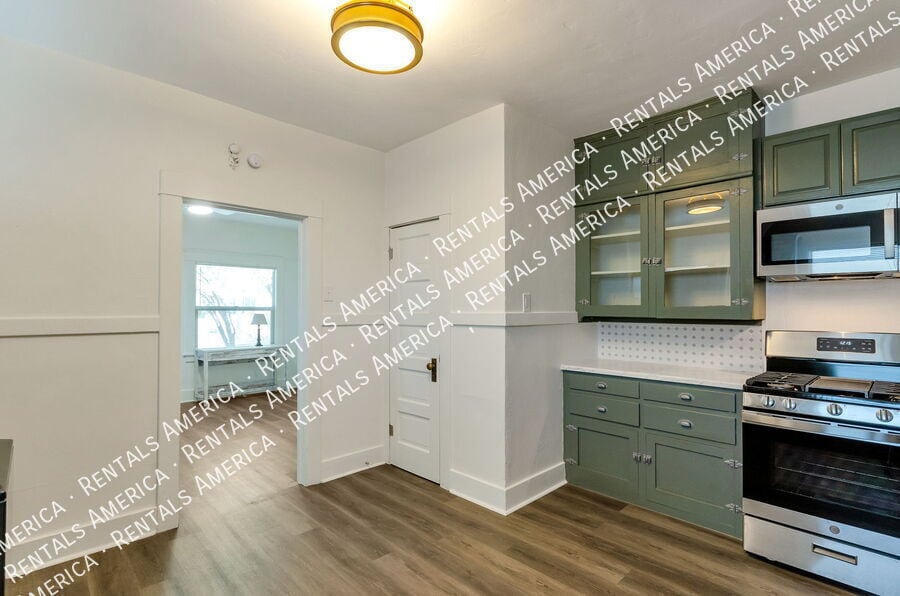 Building Photo - 826 E 6th St