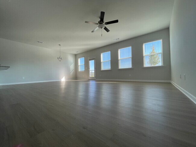 Building Photo - 112 Briarwood Dr E