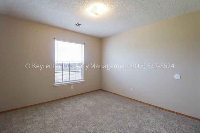 Building Photo - 1307 N Willow Dr