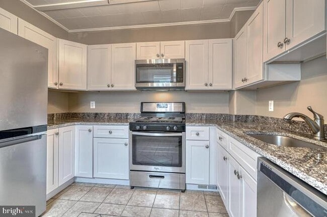 Building Photo - 1503 S Charles St