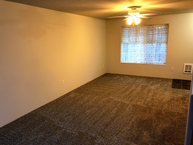 Building Photo - 601 NE Sandstone Ct