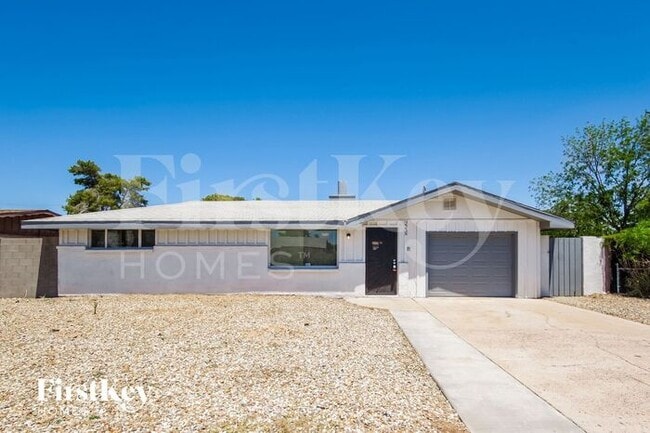 Primary Photo - 2238 E Paradise Ln