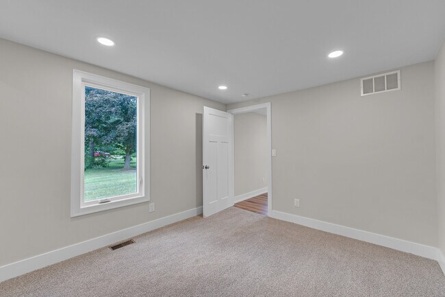 Building Photo - 9045 Hillcrest Dr