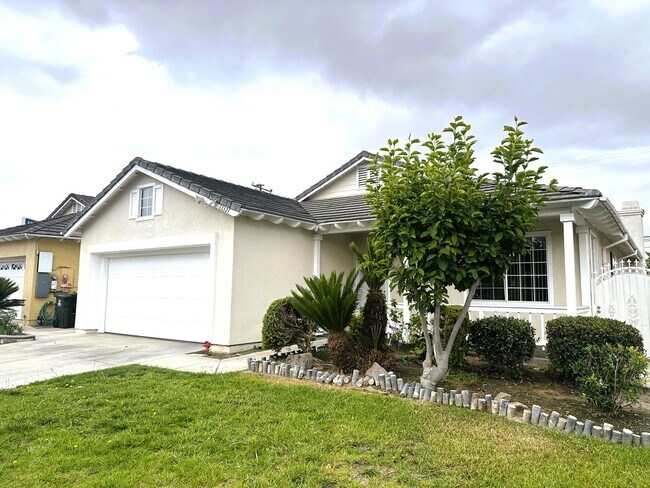 Building Photo - Refreshed Single Family Home in Garden Grove