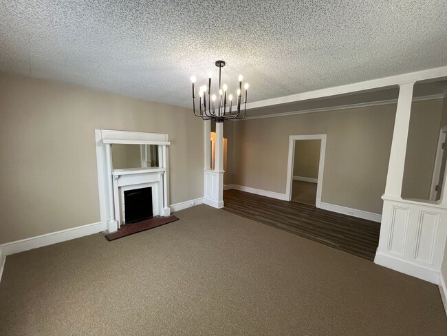 Building Photo - Newly Renovated 2 Bedroom Bungalow!!!