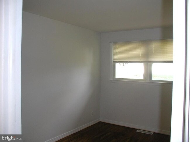 Building Photo - 489 University Blvd