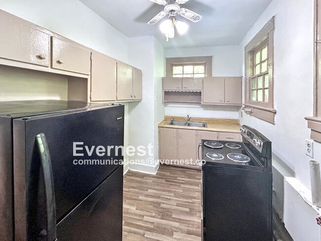 Building Photo - 904 3rd St W