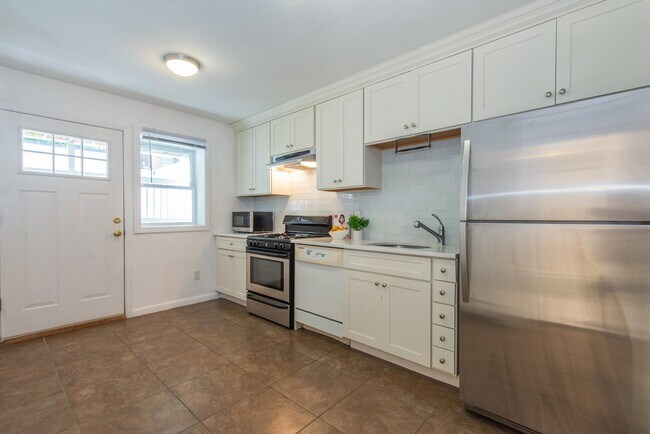 Building Photo - 61 Bright St