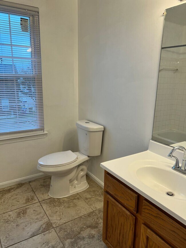 Building Photo - Spacious 3 Bedroom End Unit- Baltimore, MD