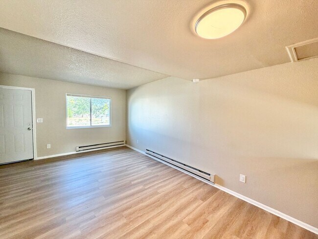 Building Photo - Two-Level 2BR with Fenced Yard & Washer/Dryer Hookups