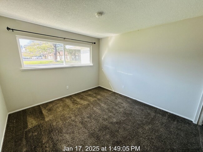 Building Photo - Cute Quadplex Unit with Long Term Lease