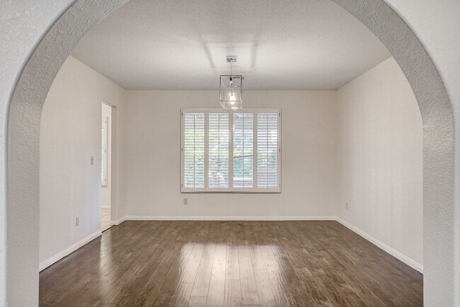 Building Photo - Stunning 5 bedroom home in The Lakes!