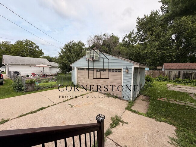 Building Photo - 4 Bedroom 2 Bathroom Home with Great Back Deck! $1300
