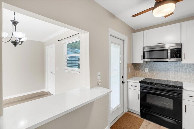 Building Photo - 5996 Hibiscus Dr