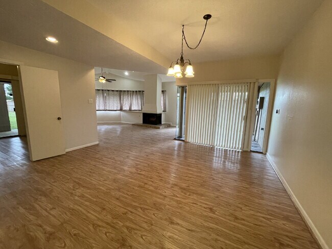 Building Photo - Live in the city of Panorama Village & enjoy all it has to offer: 27-hole golf course, 3 city par...