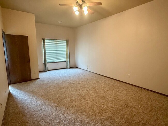 Building Photo - Beautiful 4 Bed 3 Bath Home with Great Loc...